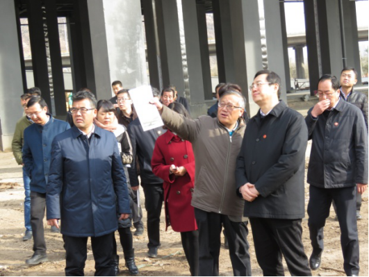 省委常委、西寧市委書記王曉在青海省物產(chǎn)集團(tuán)總公司黨委書記、總經(jīng)理王玉輝陪同下，深入青海物產(chǎn)朝陽物流園區(qū)。