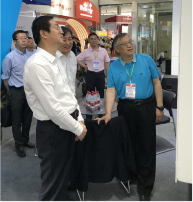 省委常委、西寧市委書記王曉蒞臨第十九屆青洽會(huì)青海物產(chǎn)展位參觀